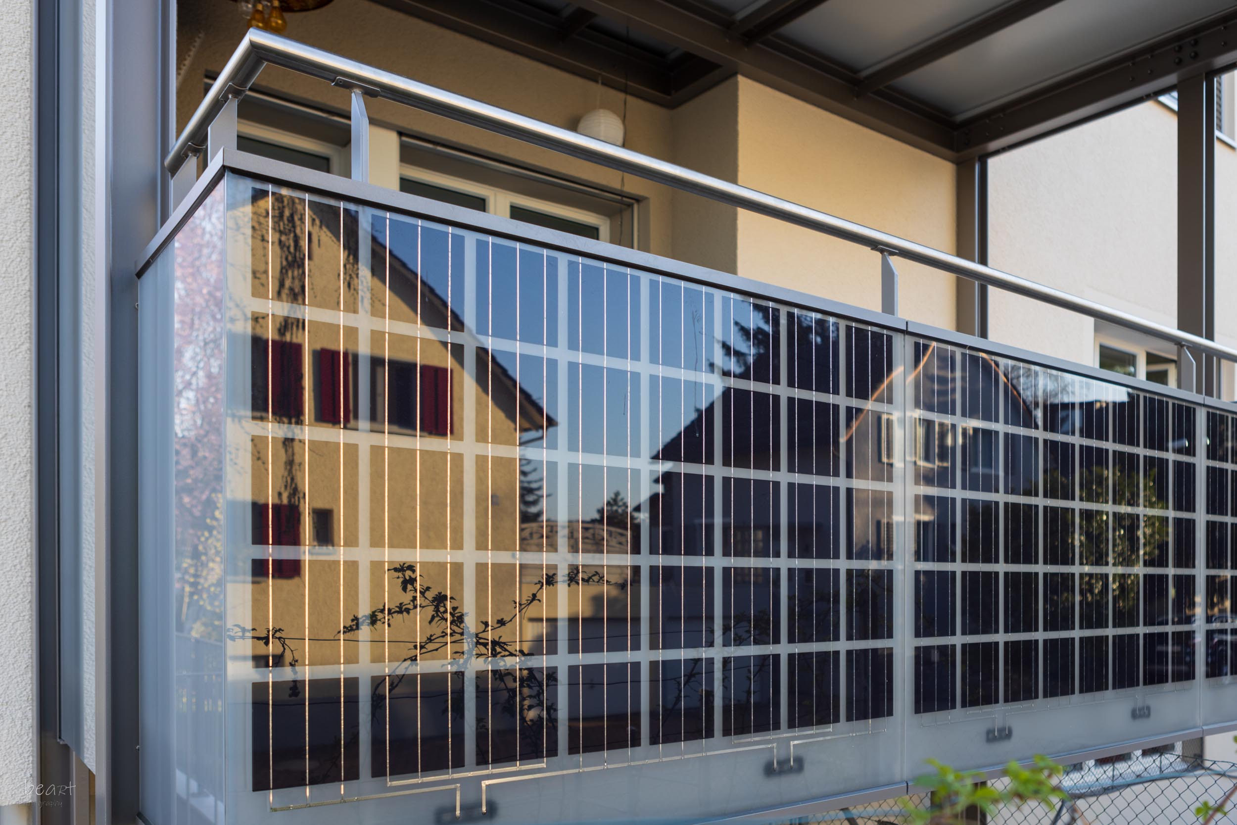 Glasgeländer mit Photovoltaik Soltermann AG